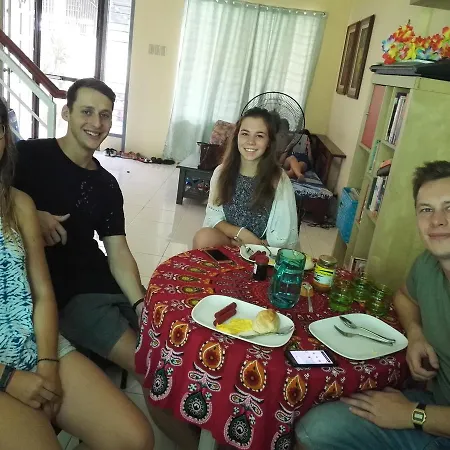 Happy To Mingle Airport Hostel Manila